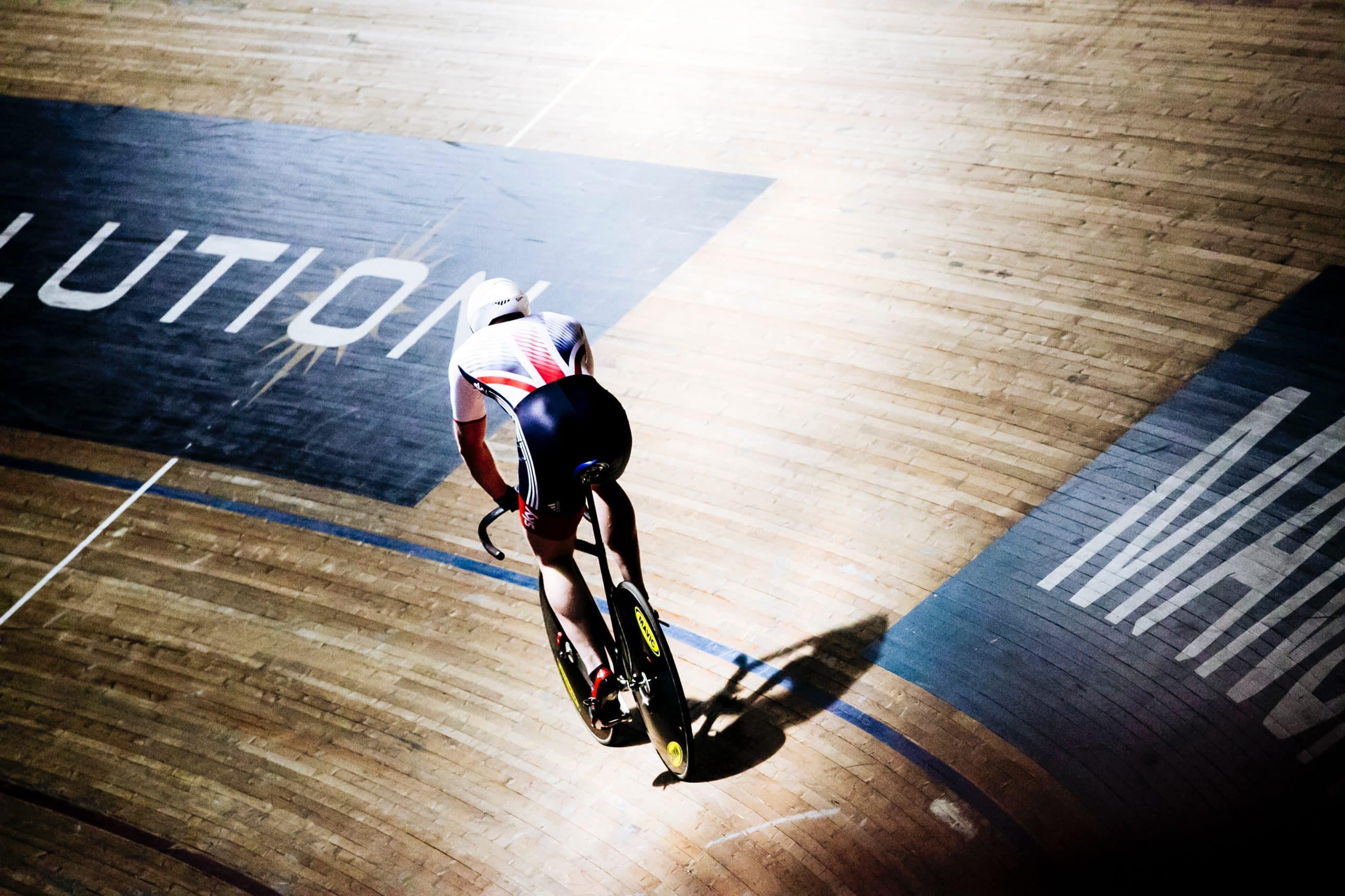 cycliste sur piste intérieure